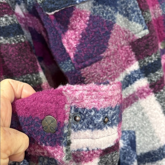 Legendary Whitetails Treasure Fleece Shacket,plaid,chest & hip pockets,snap up - Picture 4 of 12